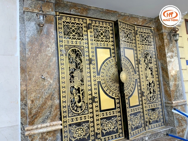 Đá ốp mặt tiền màu vàng Granite kết hợp với cửa cùng màu