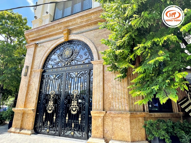 Công trình mặt tiền ốp đá Granite vàng hoàng gia kết hợp cổng lớn