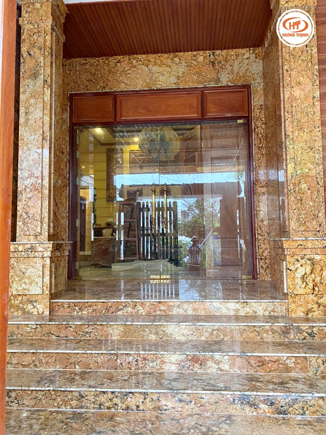Mặt tiền và tam cấp dùng đá Granite Imperial Gold