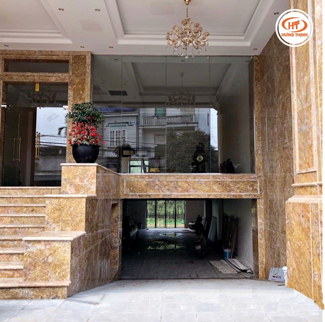 Không gian mặt tiền trở nên nổi bật nhờ màu vàng của đá