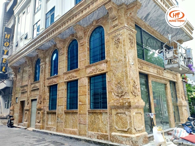 Thi công mặt tiền nhà phố sử dụng hoàn toàn đá tự nhiên màu vàng