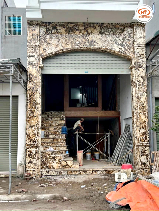 Các đường vân lớn nổi bật tạo cảm giác mạnh mẽ và cứng cáp cho công trình