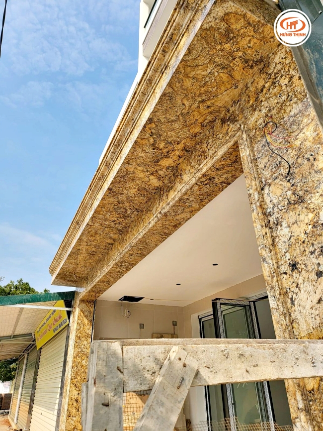 Đá ốp mặt tiền màu vàng với vân đá tự nhiên sống động làm nổi bật công trình