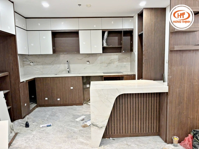 Phối đá trắng Thạch anh Supperio Branco với nội thất bếp giả vân gỗ.