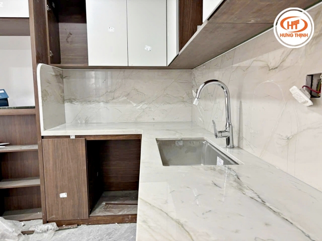 Mặt đá bóng dễ dàng cho việc vệ sinh, lau chùi sau khi sử dụng.