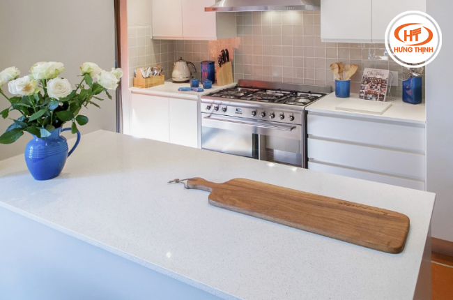 Mẫu đá bếp trắng siêu đơn giản trong các mẫu đá VICOSTONE - BQ400 Silver White.