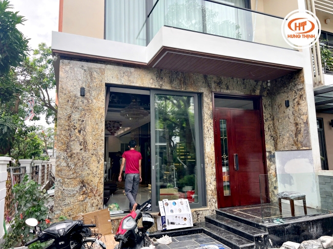 Công trình đá ốp mặt tiền màu vàng Pavala siêu nịnh mắt