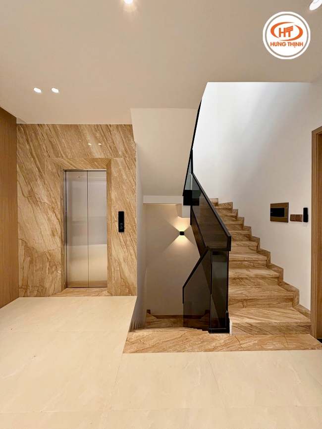 Sử dụng đá Marble vân gỗ ý ốp cầu thang, mặt thang máy