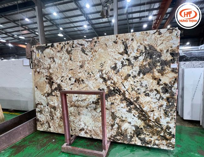 Đá Granite Royal Gold trưng bày tại kho Hưng Thịnh. 