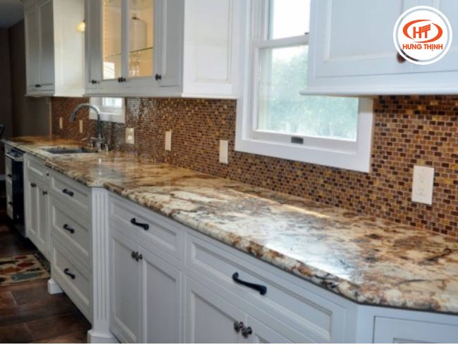 Bàn bếp đá Granite Royal Gold phối nội thất tông trắng đơn giản.