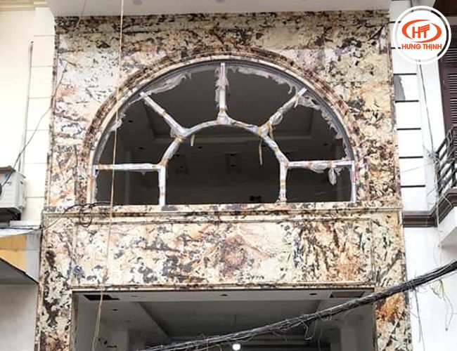 Các mặt đá vân rối thường được ưu tiên cho hạng mục mặt tiền.