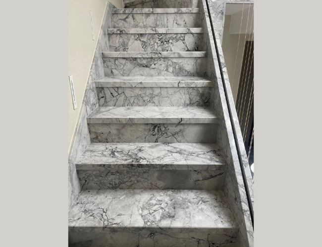 Vân đá tự nhiên xen kẽ các đường vân rạn làm điểm nhấn cho cầu thang