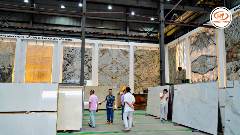 Khách hàng tham quan tổng kho đá Hưng Thịnh tại Hải Phòng
