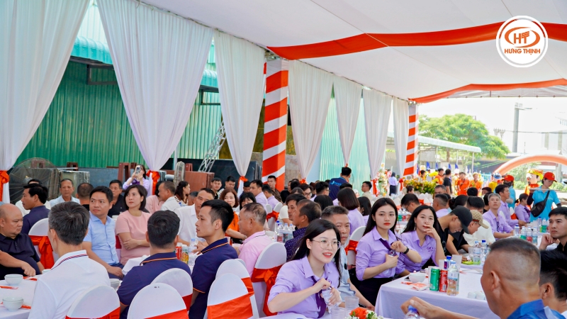 CBCNV công ty cùng khách mời khai tiệc