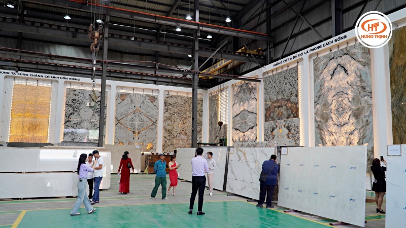 Khách hàng tham quan tổng kho đá Hưng Thịnh tại Hải Phòng