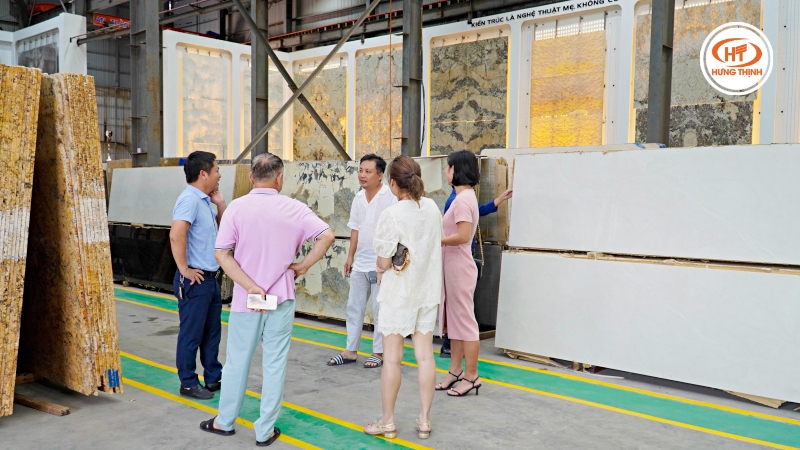 Khách hàng được tư vấn tận tình khi đến với Tổng kho đá Hưng Thịnh chi nhánh Hải Phòng
