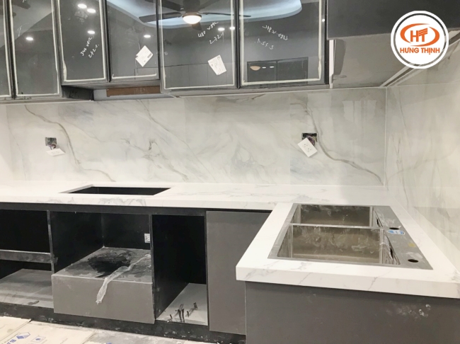Đường vân uốn lượn nhẹ nhàng trên mặt đá bếp trắng vân xám rất đẹp.