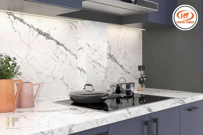 Tường bếp và bàn bếp ốp đá bếp trắng nung kết Invisible White.