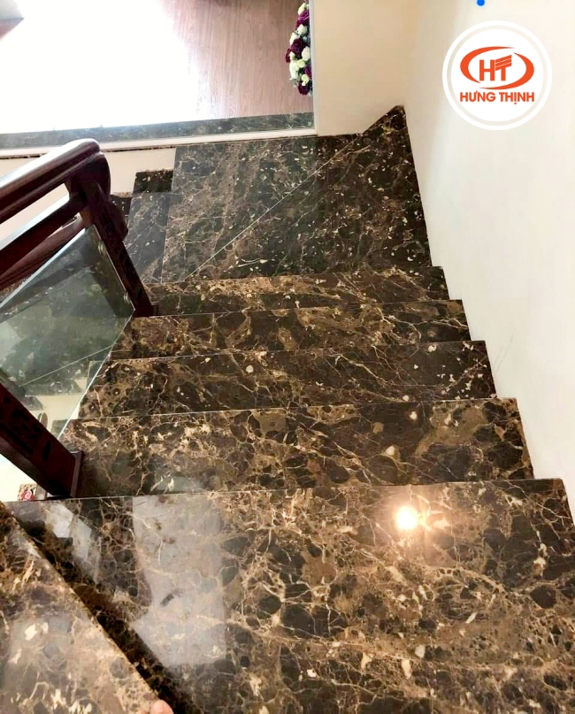 Bề mặt đá bóng mịn tạo hiệu ứng cho không gian thêm sáng và rộng cho cầu thang đá Marble