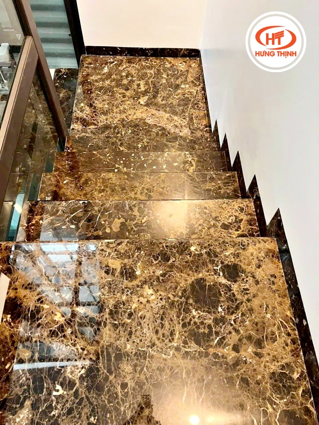 Chân tường và cầu thang sử dụng đá Marble Dark Emperador hút mắt.