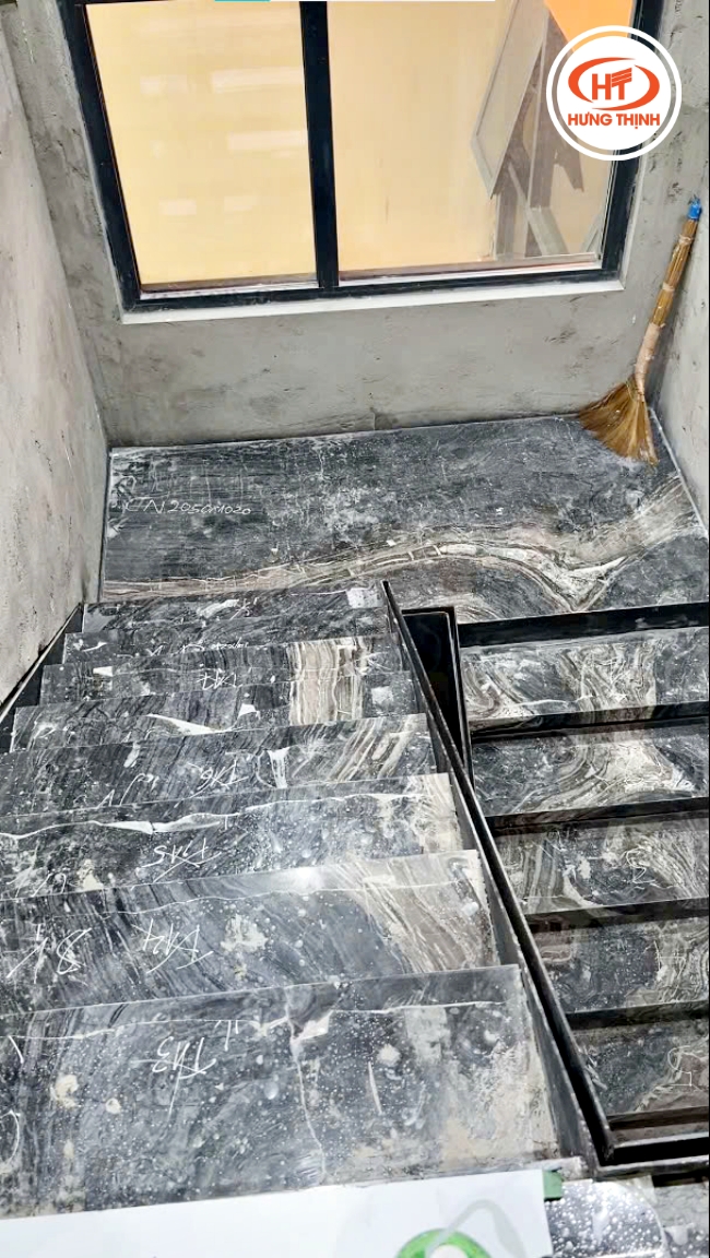 Công trình thực tế cầu thang đá Marble vân gỗ ý nâu đen 