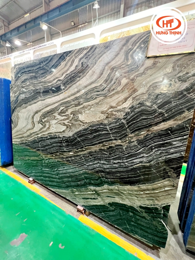 Các đường vân gỗ chạy tự nhiên trên mặt đá. 