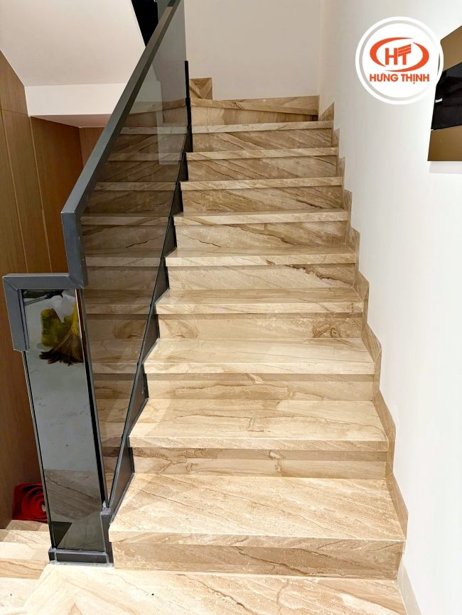 Vân đá sống động tựa những thớ gỗ tự nhiên.