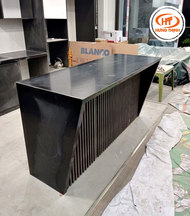 Màu đen cơ bản ốp bếp nhưng có thêm những tinh thể Thạch Anh trắng trên mặt đá làm điểm nhấn