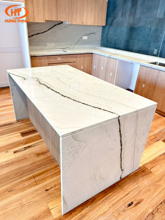 Đường vân đen tự nhiên làm điểm nhấn mạnh trên nền đá trắng 