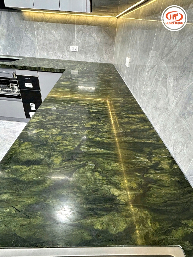 Đá bếp Thạch Anh với tông màu xanh nổi bật