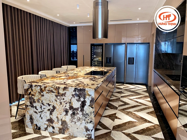 Bàn bếp đá Granite Royal Gold phối nội thất nhà hiện đại