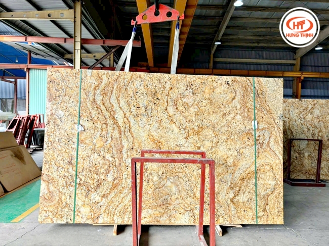 Các Oxit sắt tập trung ở mặt đá Granite Solarius với màu nâu đậm nổi bật 