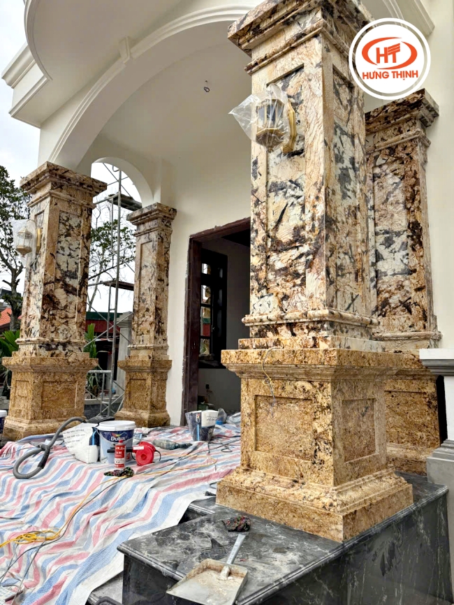 Mặt tiền nhà ốp đá hoa cương vàng Solarius kết hợp đá Granite Royal Gold