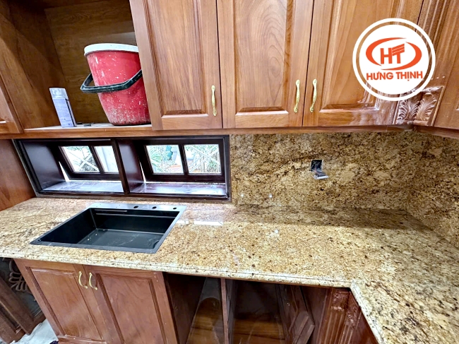 Ảnh thực tế đá hoa cương Solarius ốp bếp