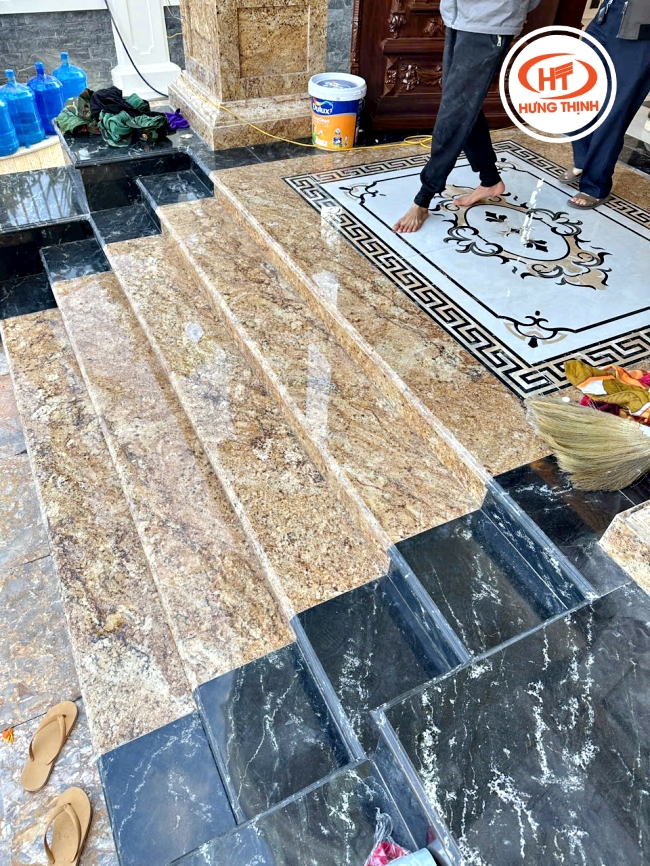 Cận cảnh bậc cấp đá vàng Solarius kết hợp Xanh Olivia được khách hàng cực kì ưa chuộng