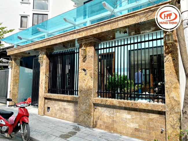 Ảnh chụp thực tế đá hoa cương Alaska Gold vừa sang vừa bền bỉ cho hạng mục mặt tiền