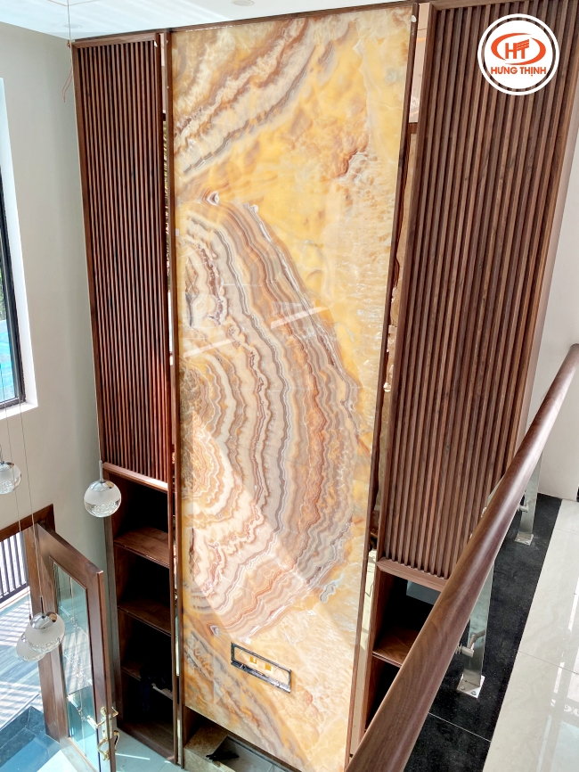 Tone màu nâu vàng cực kì hợp vách tông gỗ
