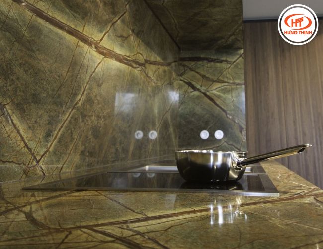 Bàn bếp và tường bếp hiện đại ốp đá Forest Marble lạ mắt.