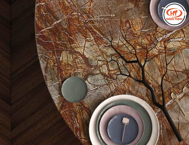 Mặt bàn trà đá Cẩm Thạch Rừng tạo điểm nhấn cho phòng khách. 