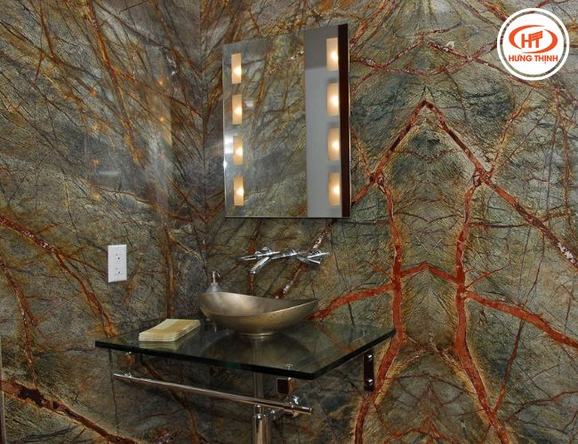 Không gian nhà tắm ốp tường đá Forest Marble nghệ thuật. 