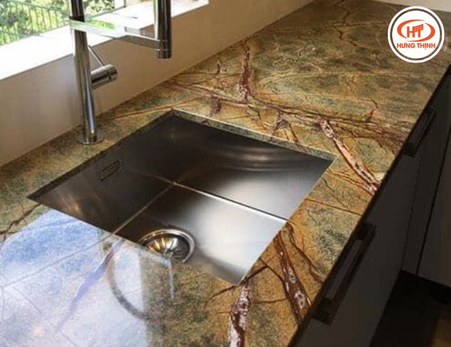 Các vân đá rạn tựa vân gỗ rừng tự nhiên. 