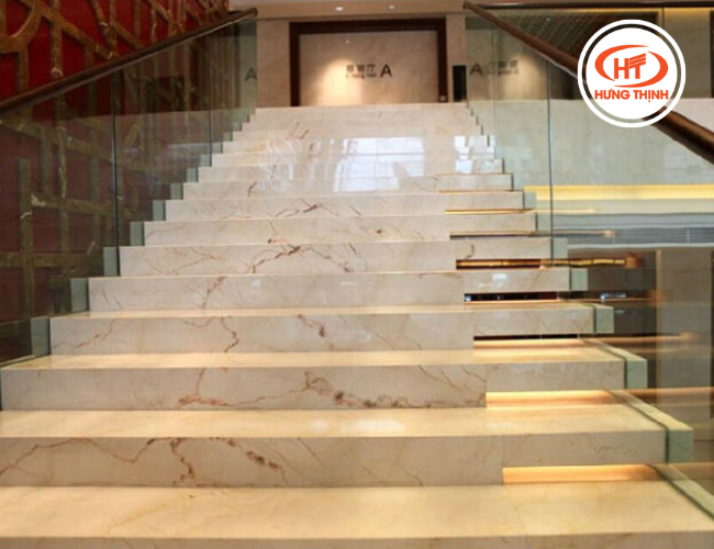 Đá cẩm thạch Sofita kết hợp với tay vịn kính và đèn led