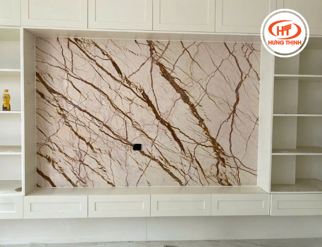 Vách ti vi sử dụng đá Marble Sofita làm điểm nhấn mạnh mẽ 