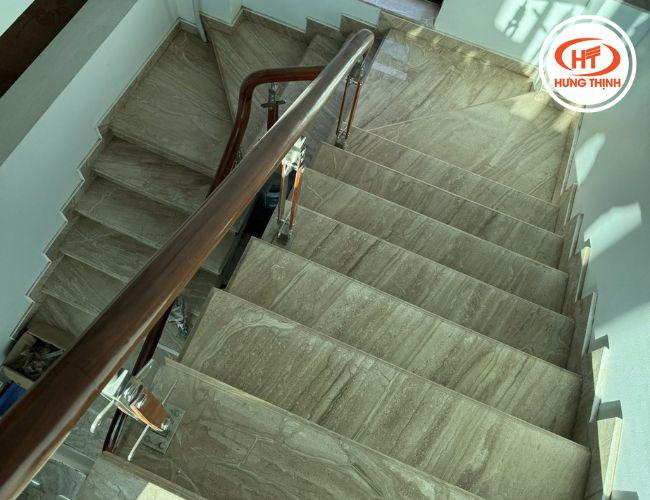 Mặt đá mô phỏng những thớ gỗ tự nhiên rất sang trọng, nịnh mắt.