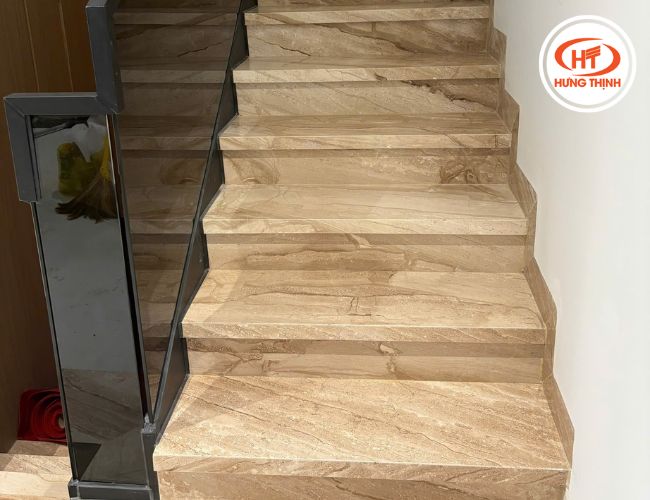 Mặt đá mịn lì, hạn chế được trơn trượt nhưng vẫn đảm bảo độ sáng bóng. 