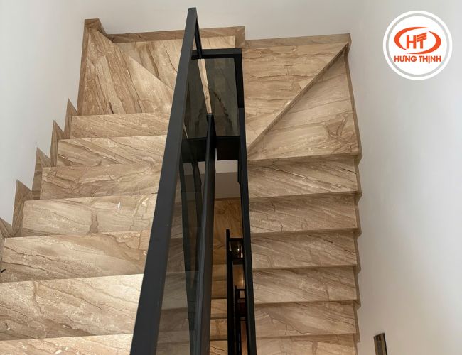 Công trình ba tầng cầu thang ốp đá Marble Vân Gỗ Ý tại Sài Gòn.