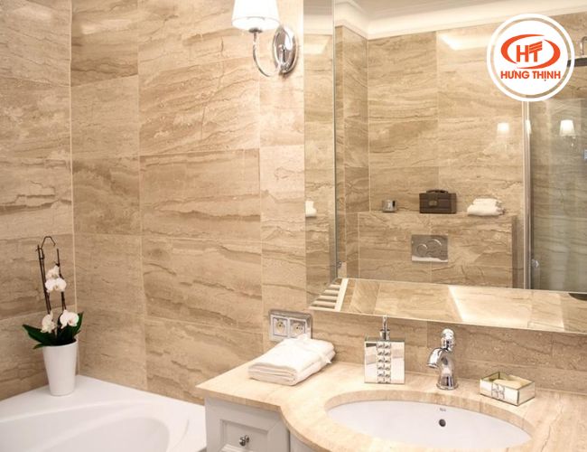 Tường và lavabo phòng tắm ốp đá Marble Vân Gỗ Ý đẹp hài hòa. 