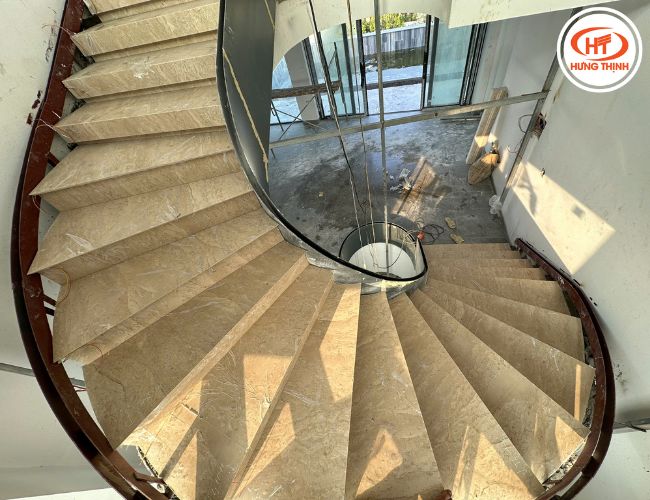Đá Marble Oman hoa to có mặt đá bóng nhưng mịn lì, không dễ trơn trượt.