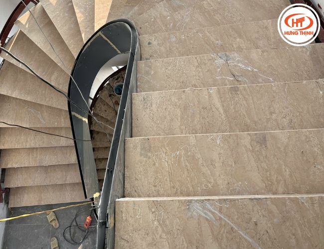 Công trình cầu thang uốn cong ốp đá Cẩm thạch Kem Oman của kho đá Hưng Thịnh.