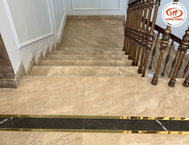 Các đường vân loang lớn trên bề mặt thu hút ánh nhìn ngay từ khi chạm mắt.